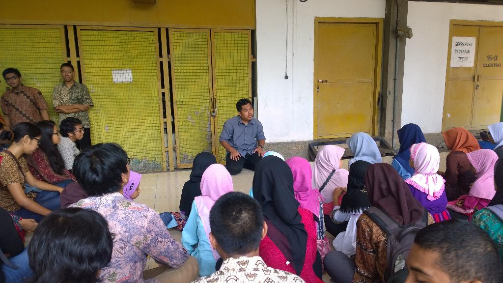 HIMATEKTRO_ITS's tweet photo. Sambutan oleh kahima elektro ITS Mas Abri #Baksos http://t.co/HoYNRuOP1Y