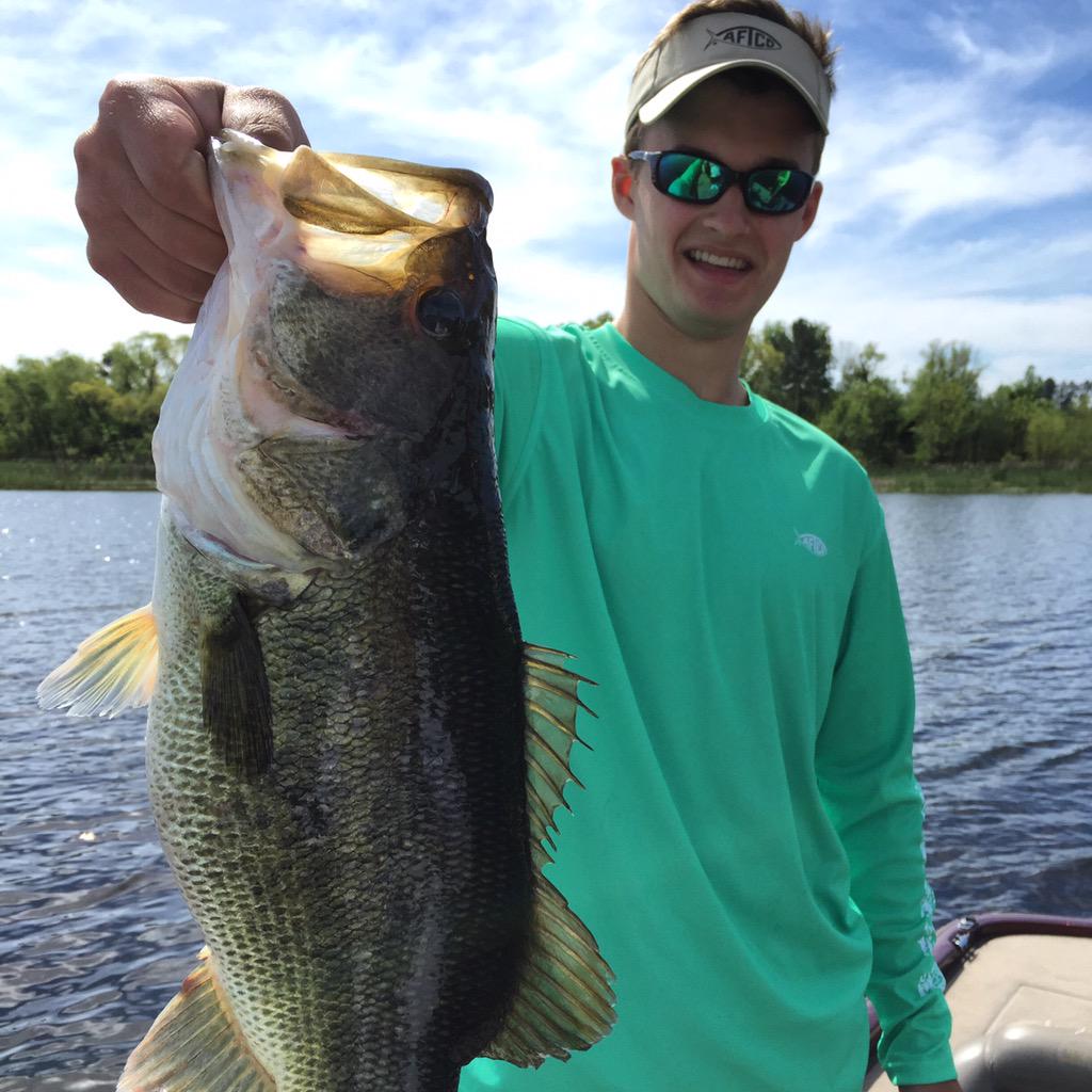 Lyle_Sherman's tweet photo. Caught a few bass today on Lake Monticello with @Kewlper http://t.co/ai2oDnbCNG