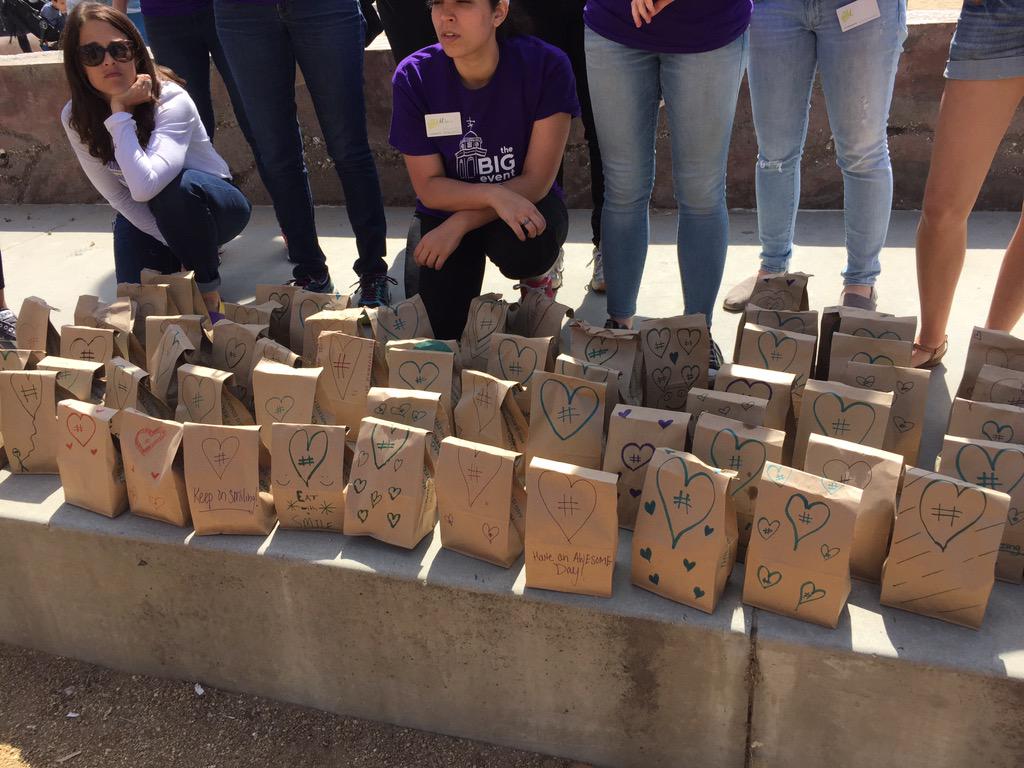 khalilgarriott's tweet image. Great day of service w/ my @SoCalDukes fam: beach clean-up &amp;amp; giving lunches to less fortunate. #JMUBigEvent