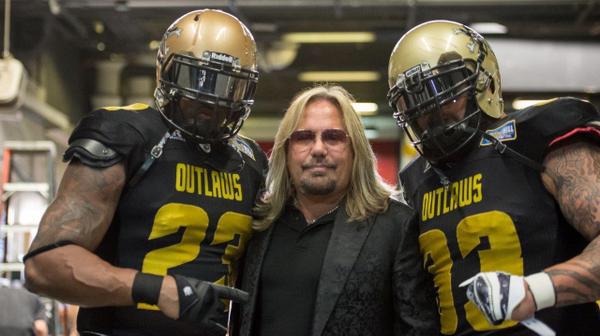 thevinceneil's tweet photo. Tonight watch us @afloutlaws take on @lakiss_afl on ESPN 2 at 7pm pst GO OUTLAWS!! http://t.co/ubfk6TLdg0