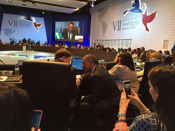 TReporta's tweet photo. Los Presidentes .@JC_Varela y @BarackObama dialogan durante la Asamblea Plenaria de @CumbrePanama #CumbrePanamaTM http://t.co/rsNXdKjrWF