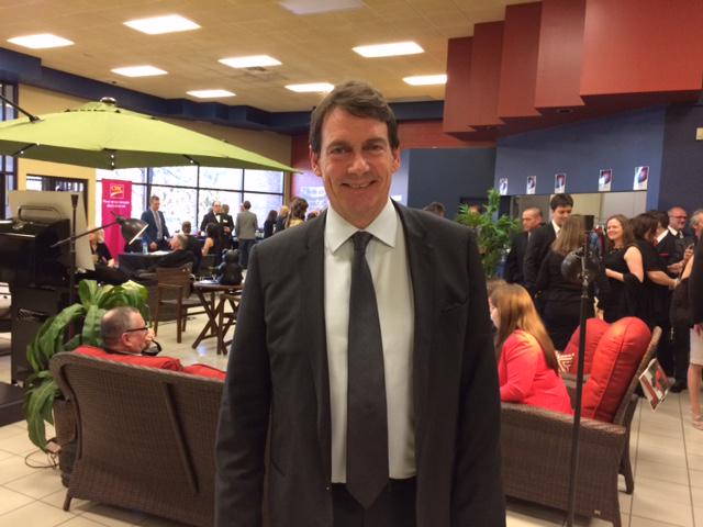JournalLeNord's tweet photo. Le député Pierre Karl Péladeau est arrivé à l'Académie Lafontaine pour le 40e Gala des Zénith. #TCZenith @PKP_Qc http://t.co/RTz6Ubbvms