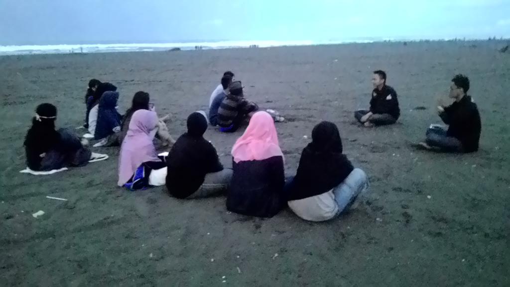 Suasana kuliah subuh di pinggir pantai 🌊