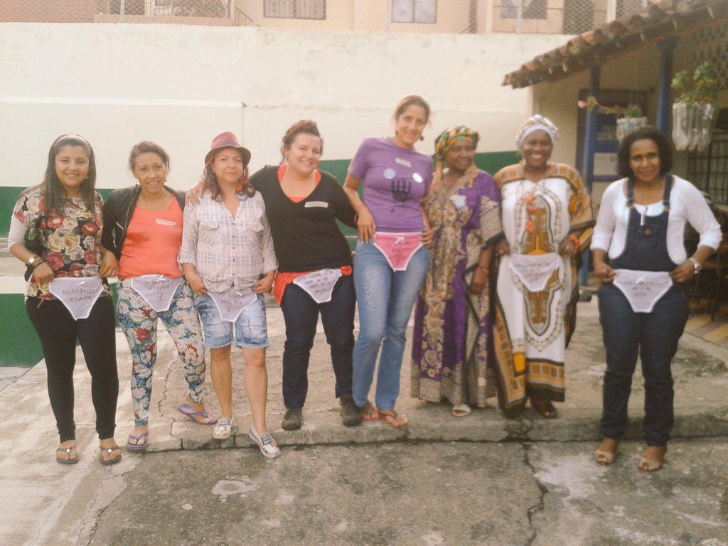 Carnavalenguas's tweet photo. #SomosArtistas.Yo soy mía mía Articula-acción Antioquia presente en Ciudad Bolivar http://t.co/kpjTe6ZwbC