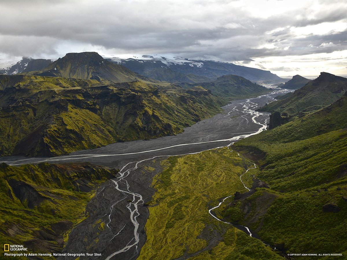 NatGeoTravel's tweet image. A sweeping photo of an Icelandic valley on.natgeo.com/1EnWvZv