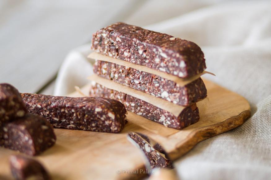 GuideToPaleo's tweet photo. #PaleoTip: Make homemade "granola bars" from dried fruit &amp; nuts to store in your desk or purse http://t.co/tZti7EVTmp http://t.co/XXgKGxWDGo