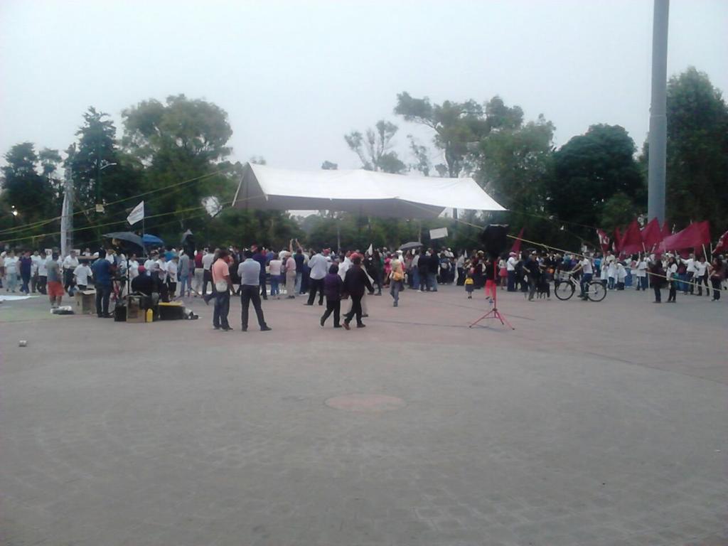 VecinosAzcapo's tweet photo. Por qué Pablo Moctezuma, candidato de #Morena en Azcapo está en un mitin de AMLO? Es eso acto anticipado de campaña? http://t.co/B3EPuisX5t