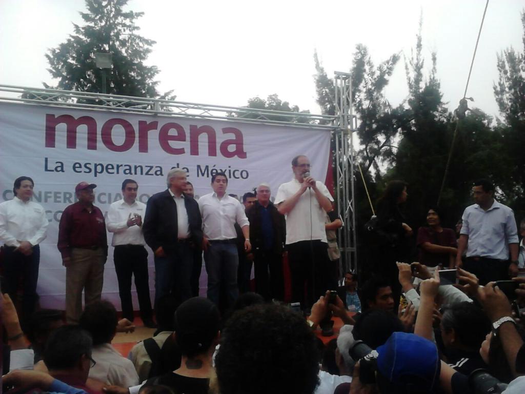 VecinosAzcapo's tweet photo. Por qué Pablo Moctezuma, candidato de #Morena en Azcapo está en un mitin de AMLO? Es eso acto anticipado de campaña? http://t.co/B3EPuisX5t