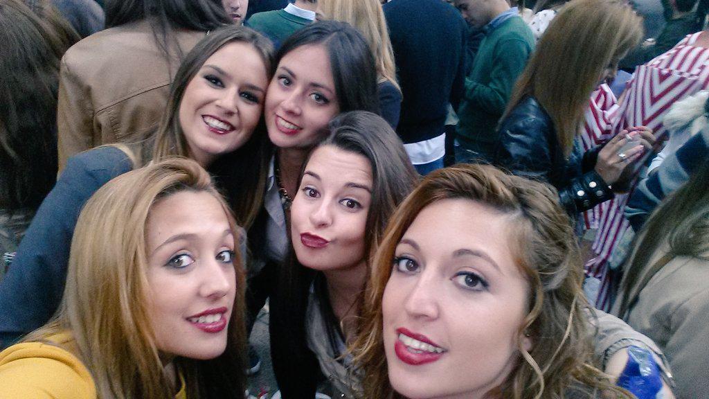 Mariajose_172's tweet photo. Un día 10!!! Apenas nos hemos reído, se les quiere 😍😍 @raq145 http://t.co/kDk2j8dDiu