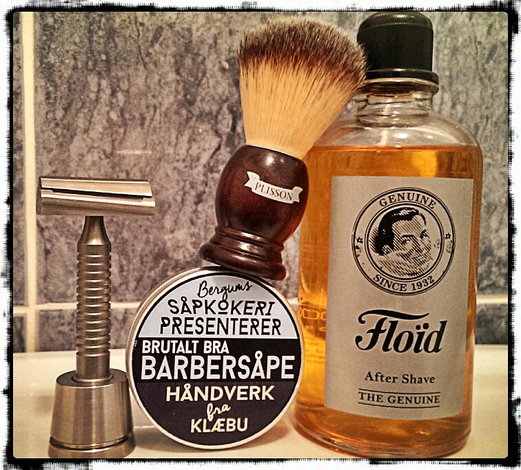 #SOTD <a href="/razorockJoe/">RazoRock</a> #StealthSlant #Plisson
<a href="/Brutaltbra/">Brutalt B. Barbersåp</a> #Barbersåpe #FloidAmber simple yet so, so good!!