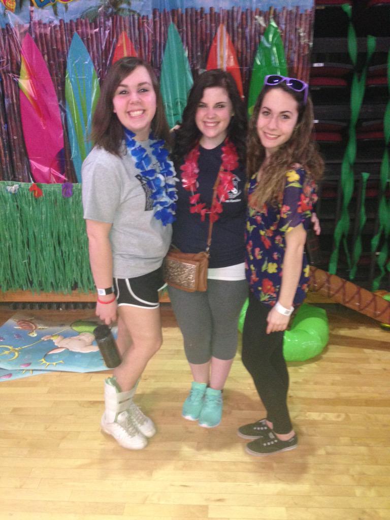 _RachelWetzel_'s tweet photo. Fam @ RUDM during beach hours 🌞 #goblueorgohomerudm2015 http://t.co/0BCh7AmPF2