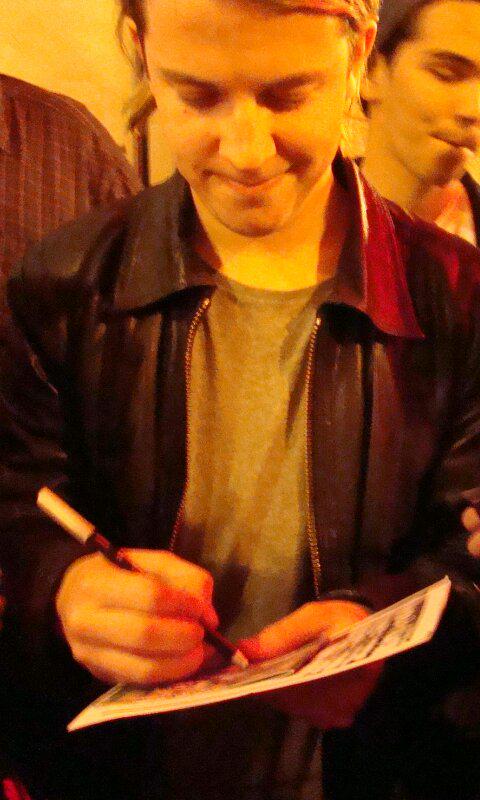 Tom Odell firmando autógrafos