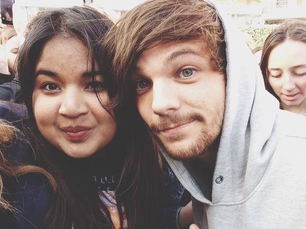 flirtaeguk's tweet photo. "@OfficialFacts1D: Louis el dia de hoy, con fans en Londres, Inglaterra - 11/04- #OF1D http://t.co/9QM6GjTiG8"