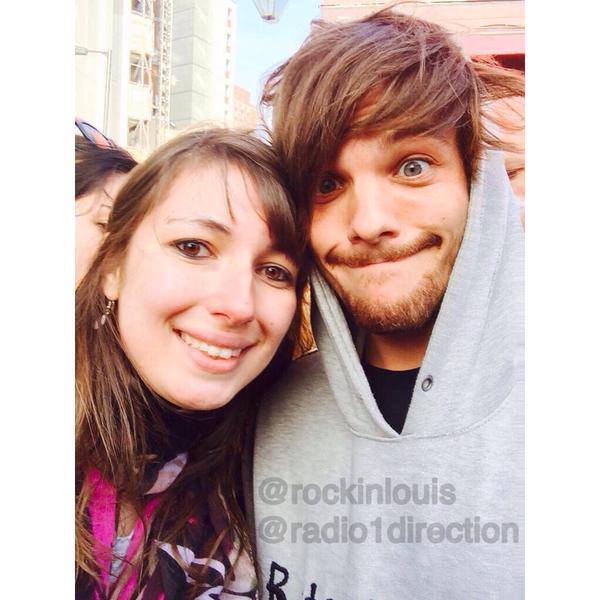 flirtaeguk's tweet photo. "@OfficialFacts1D: Louis el dia de hoy, con fans en Londres, Inglaterra - 11/04- #OF1D http://t.co/9QM6GjTiG8"