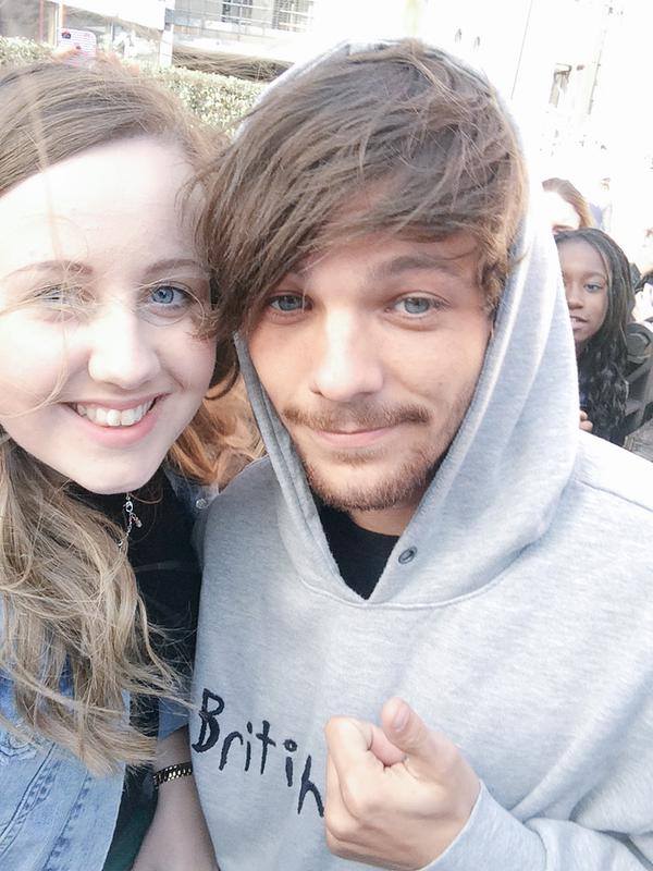flirtaeguk's tweet photo. "@OfficialFacts1D: Louis el dia de hoy, con fans en Londres, Inglaterra - 11/04- #OF1D http://t.co/9QM6GjTiG8"