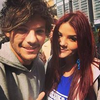OfficialFacts1D's tweet photo. Louis el dia de hoy, con fans en Londres, Inglaterra - 11/04- #OF1D http://t.co/6B9stOAqYD