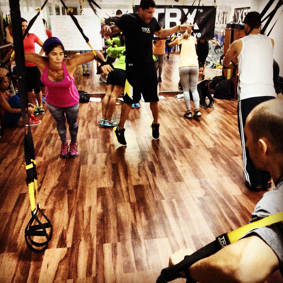 mauro_menna's tweet photo. Certificación TRX® Suspension @bigfitnessve para clases grupales con SCI @ap_trxtrainer en @ClubCPortugues #MJPose http://t.co/2rmBVmqHzW