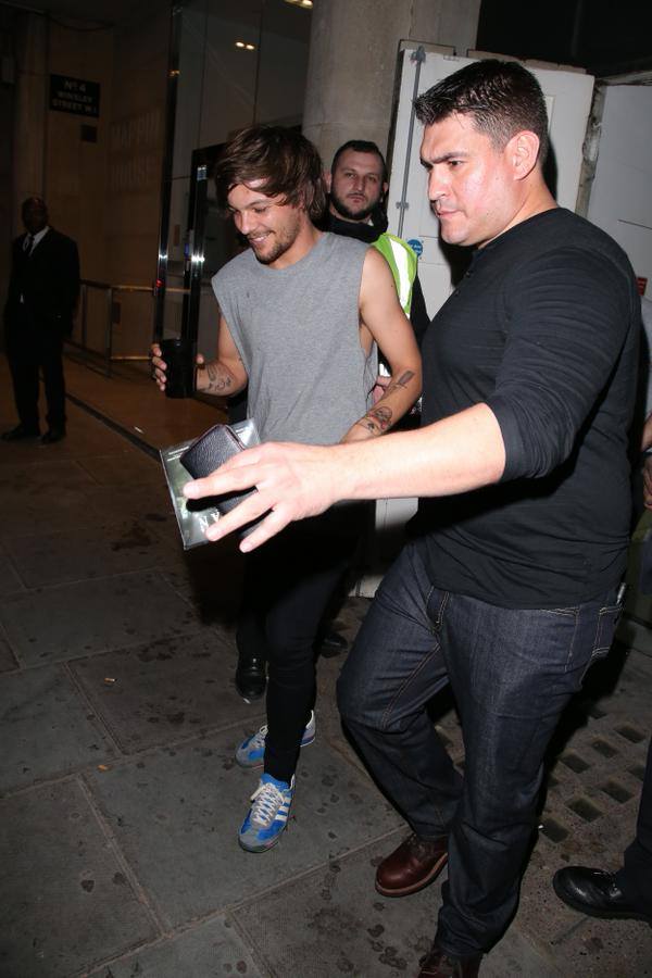 OfficialFacts1D's tweet photo. Louis anoche en el club nocturno Libertine en Londres - 10/04- #OF1D http://t.co/Wx5OqnYyE6