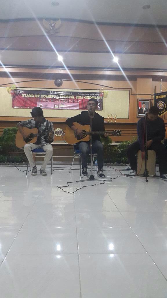 BEMFGEUGM's tweet photo. Terima kasih jg kpd @MrSimplePro yang sdh menyuguhkan performance romantis td malam :) yang bkin cwek" lain pada irio http://t.co/CGiSRrRtUs