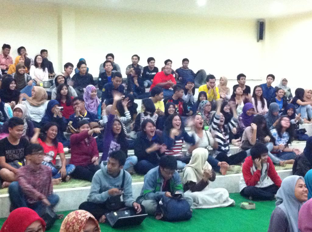 BEMFGEUGM's tweet photo. Terima kasih jg kpd @MrSimplePro yang sdh menyuguhkan performance romantis td malam :) yang bkin cwek" lain pada irio http://t.co/CGiSRrRtUs