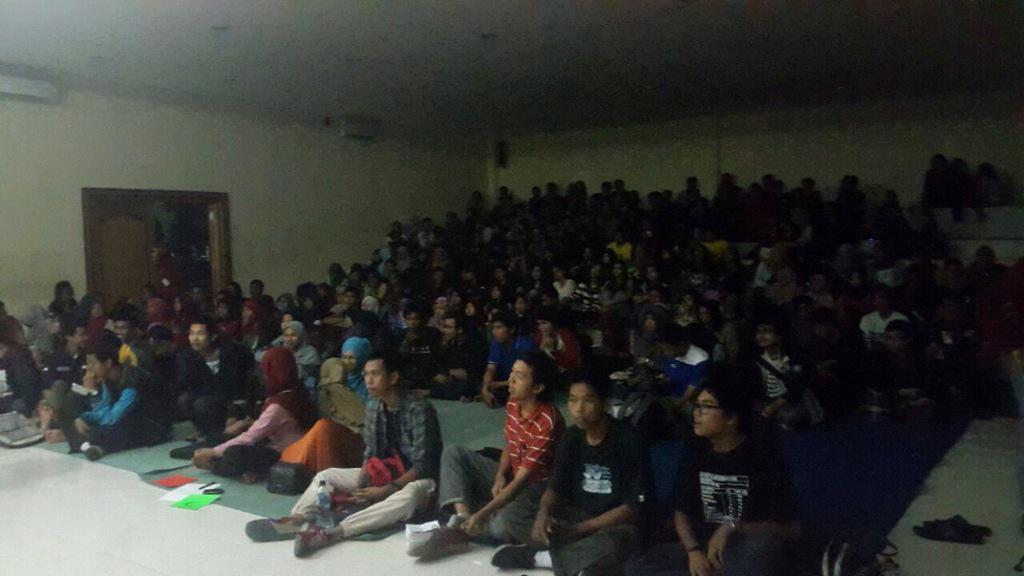 BEMFGEUGM's tweet photo. Terima kasih jg kpd @MrSimplePro yang sdh menyuguhkan performance romantis td malam :) yang bkin cwek" lain pada irio http://t.co/CGiSRrRtUs