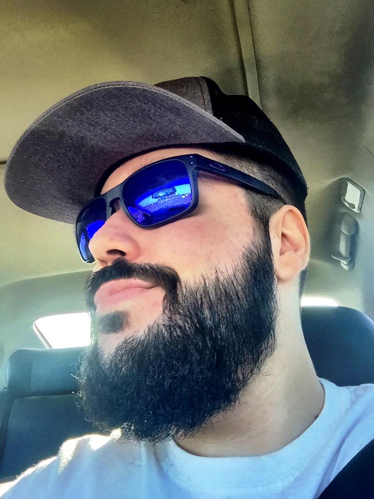 careyfrozt's tweet photo. i wish i was more of a hat guy. #head2big http://t.co/WslBELlP16