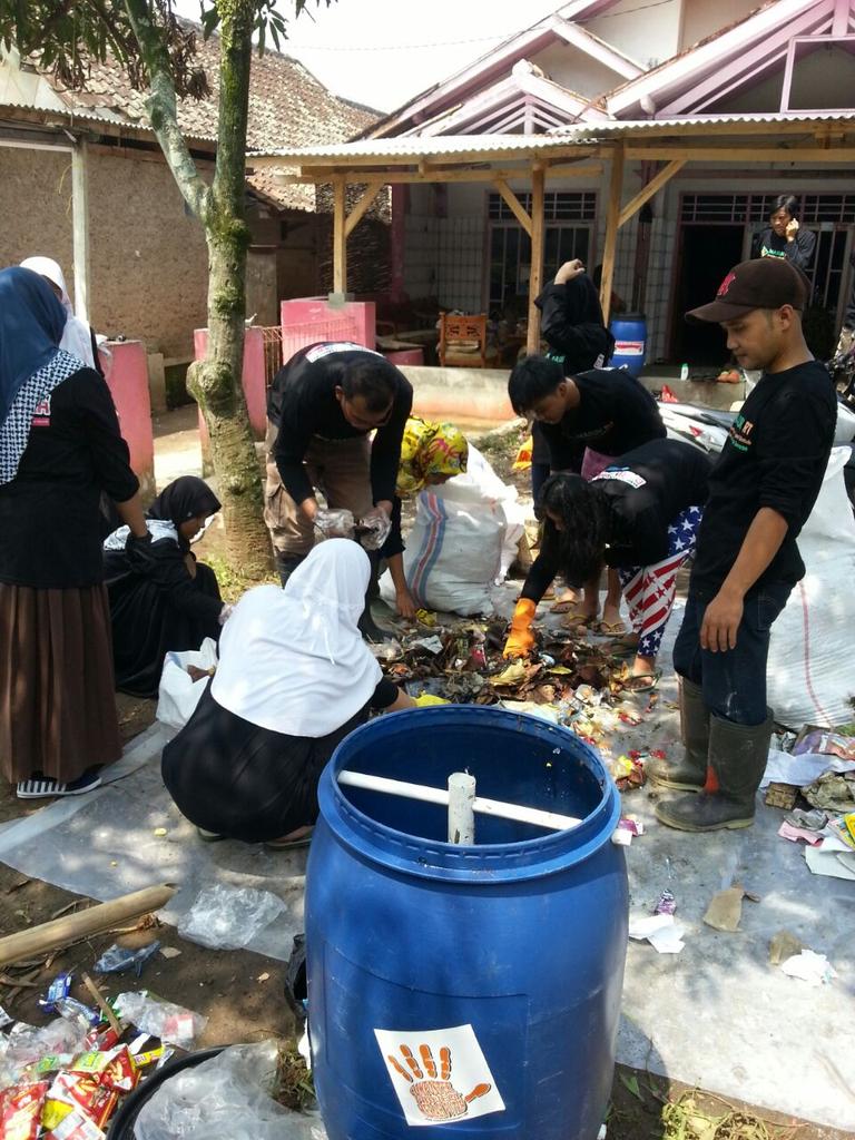 greenerationid's tweet photo. #MasukRT kelola sampah yuk, mulai memisahkan yang organik lalu dikompos. Dpt mengurangi sekitar 50% sampah kt lho http://t.co/ZTG03SuHQm