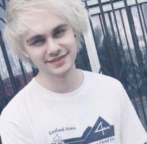 lxke_hxmmxngs's tweet image. Decided to restart so please RT?
I'm Connor and I like cuddles and sex