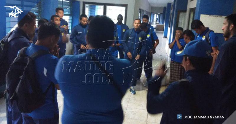 RT<a href="/simamaung/">SIMAMAUNG SPORT</a>: Persib Bertolak Menuju Laos Dengan Kekuatan 18 Pemain | Link simamaung.com/?p=61723 | "