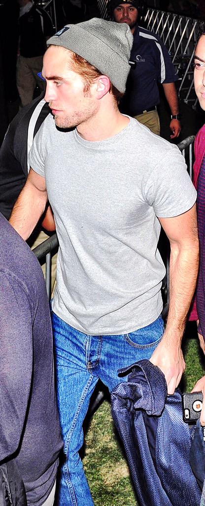 IamRobAddicted's tweet photo. So fucking hot!!ππ₯π RT @socalmom2four: LAWD! #CoachellaRob #fitRob π₯ππ₯ http://t.co/s1dnSNDLkV"