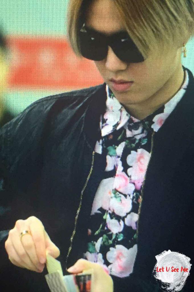 TeamYugyeom's tweet photo. [Preview] 150412 #Yugyeom @ Beijing airport cr. let u see me #3 http://t.co/24L5PfhOAo