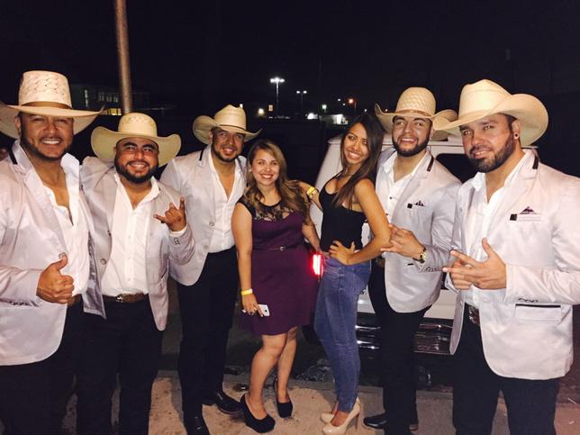 BenitoRamos81's tweet photo. My wife &amp; sister with azabache !!!🔊🔊🔊🔊 http://t.co/iX5jrdq1S1