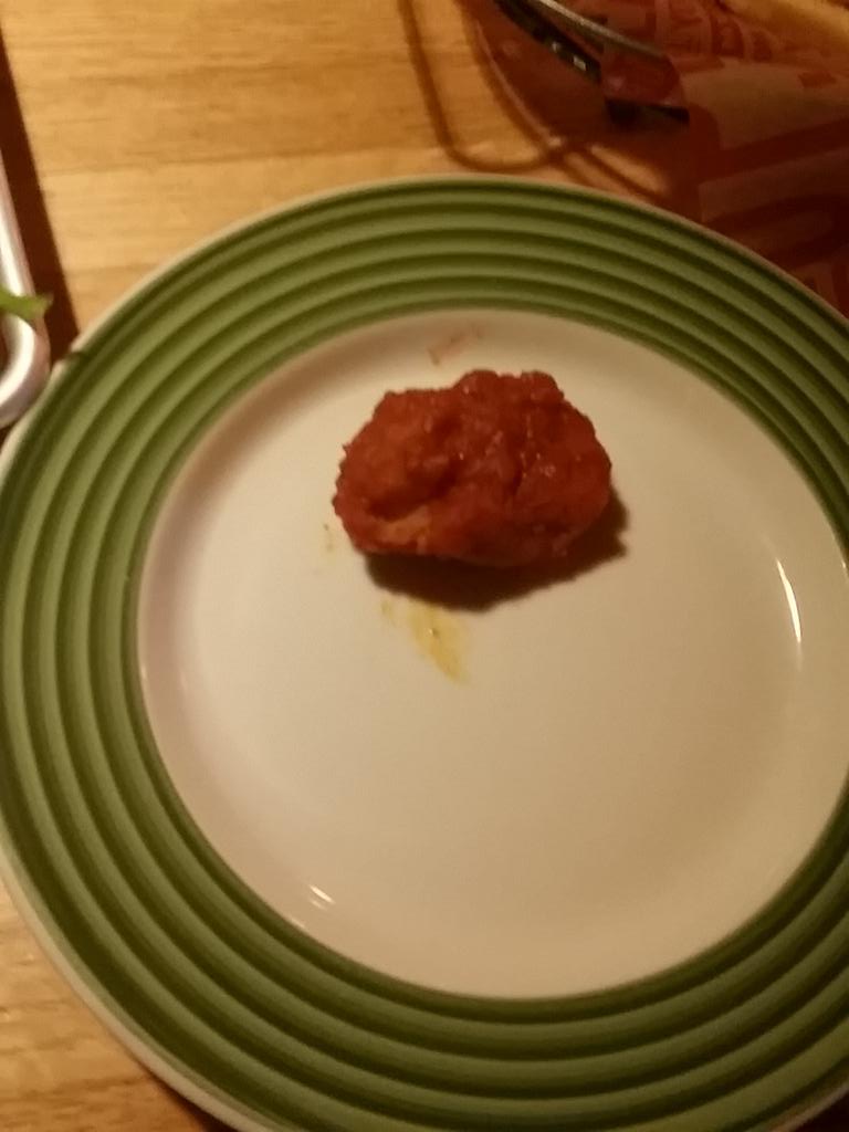 AustinACMoline's tweet photo. Bees shorted me a wing, i said no. #nowingleftbehind http://t.co/GcN0X2Rrgp