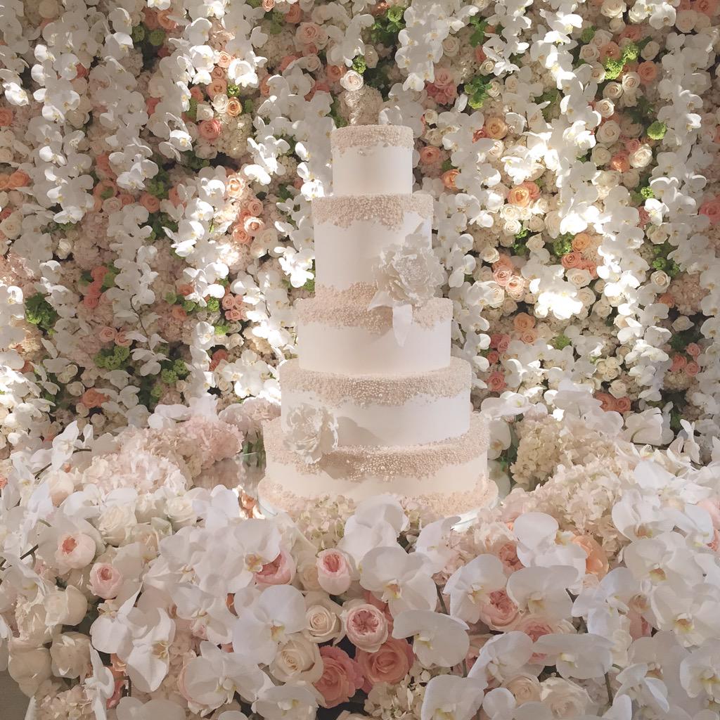 Let them eat cake ! <a href="/BevHillsHotel/">The Beverly Hills Hotel</a> thank you for hosting us <a href="/thebutterend/">Butter End Cakery</a> this cake had a wedding of her own 👸