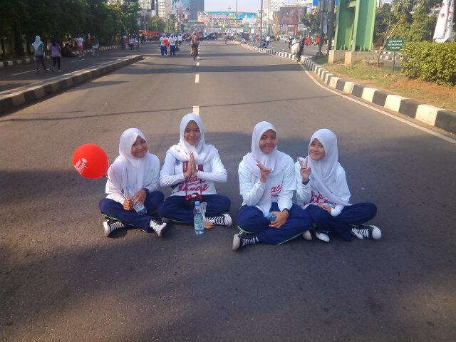 nadila_rm's tweet photo. Cfd :D @salda_eka @vana_in12 @Dinda_Tyasmoro http://t.co/9DWwYKCrEo