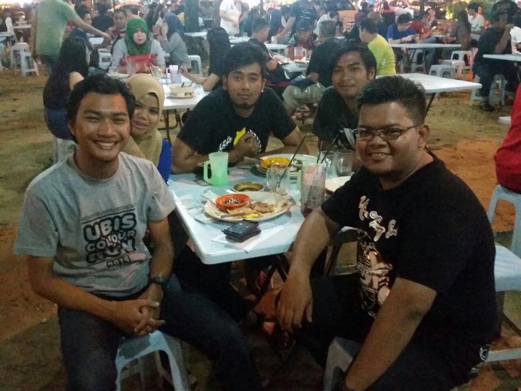 RLDUniKL14's tweet photo. Perbincangan santai bagi membincangkan isu2 RLD bersama Pres,Vice Pres RLD dan MT lain. http://t.co/ocQjuxnyeM