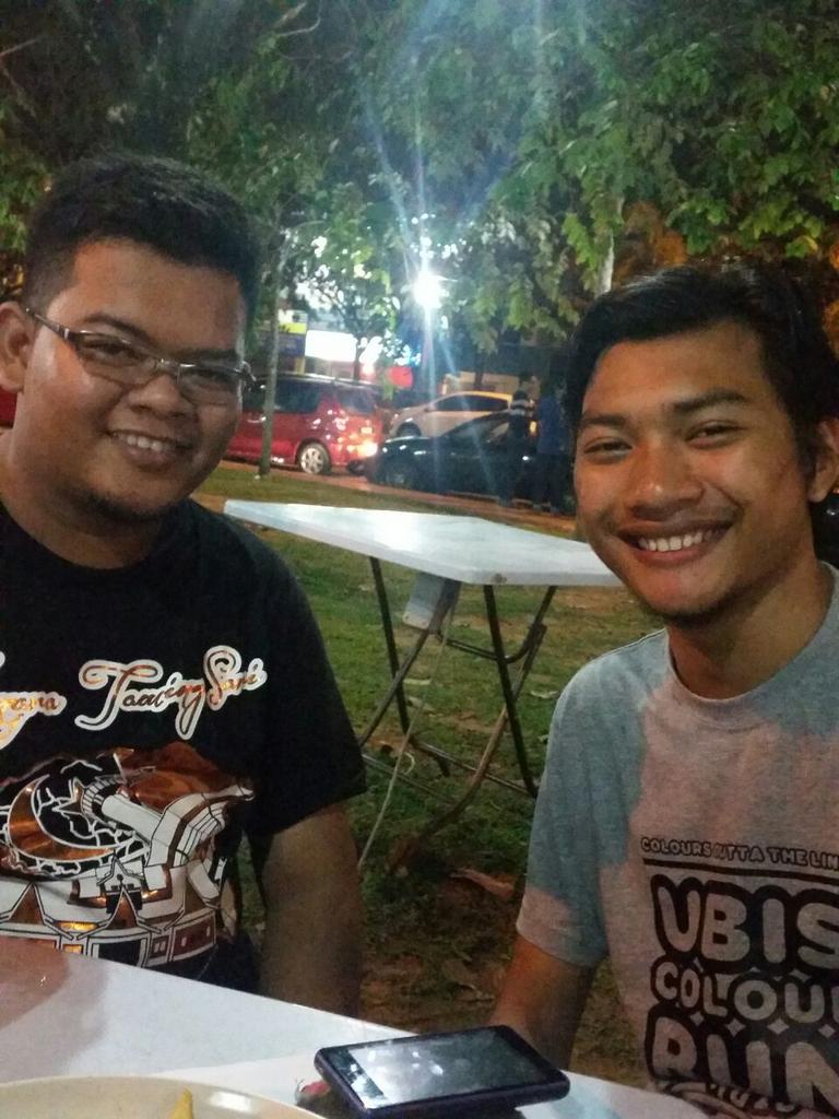 RLDUniKL14's tweet photo. Perbincangan santai bagi membincangkan isu2 RLD bersama Pres,Vice Pres RLD dan MT lain. http://t.co/ocQjuxnyeM