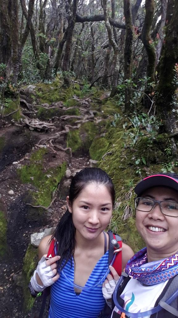 trailmaniak's tweet photo. Liana saat menuju puncak Gede. Pengalaman pertama kali untuk dia. Keren!! Ibu muda cantik dan enerjik. 😍💪💪 http://t.co/9Bzd0477tI