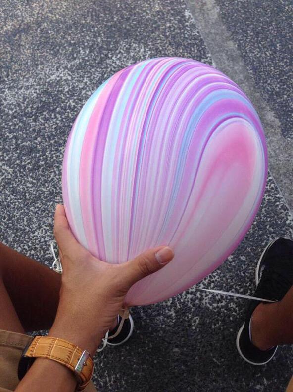 thenotesoflove's tweet photo. rt if this balloon is prettier than u http://t.co/Z3hR8pvAMG
