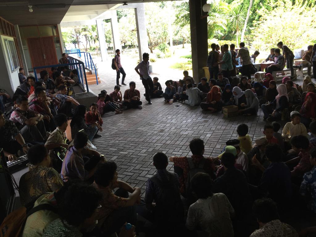 HIMATEKTRO_ITS's tweet photo. Sekarang sedang sesi hiburan akustikan dari @e54_elits #Baksos54 http://t.co/UllWTT5guP