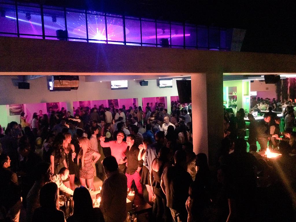 AndresFranco_1's tweet photo. Los sábados son de @RoofGalleryBar ¡Y eso que aun no abrimos pista! #Venga http://t.co/NlsqbtIozk