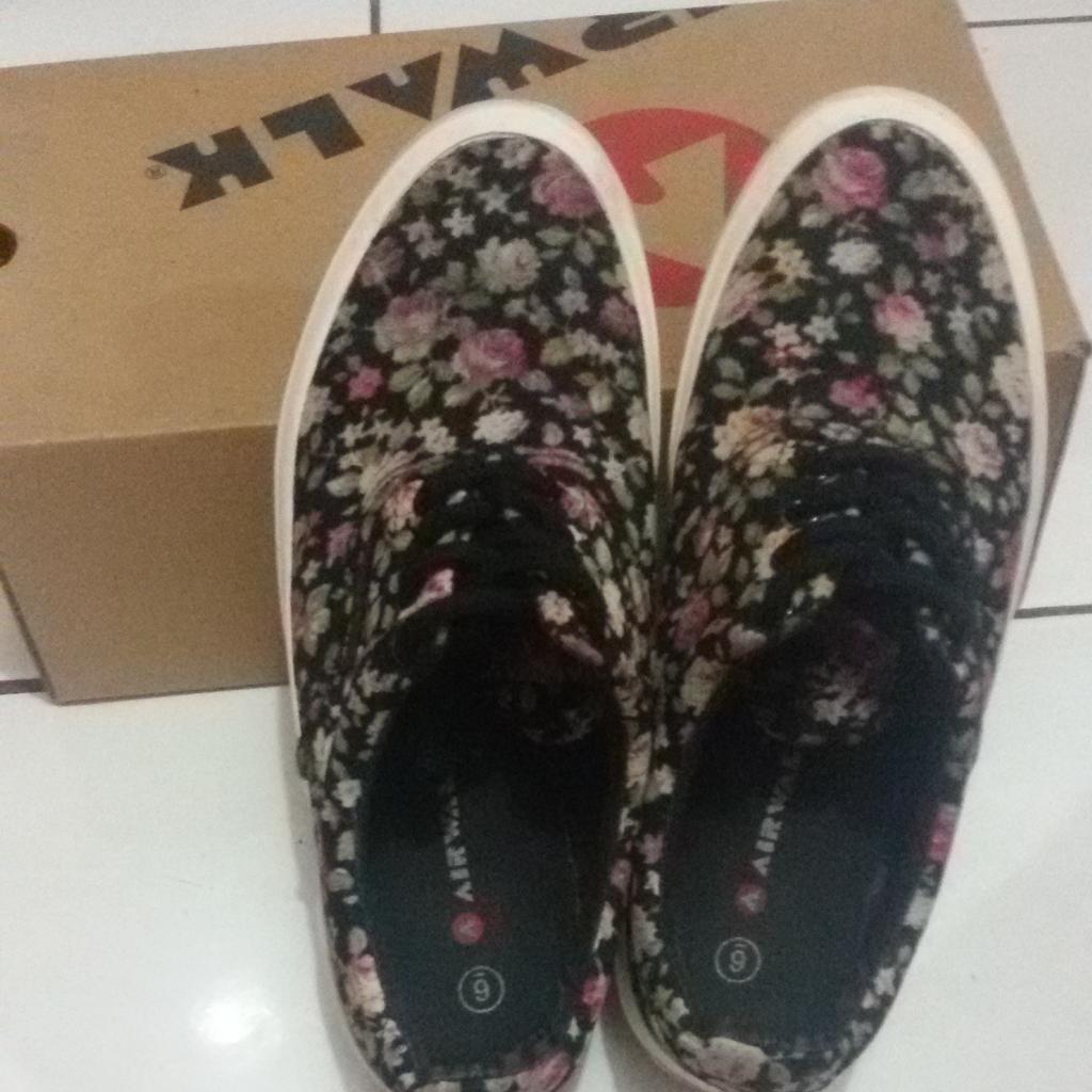 secondshophd's tweet image. Jual airwalk flower size 37
Dijual karena udh kekecilan
Jual 125.000 boleh nego
#cariproduk (numpang hastag #barter)