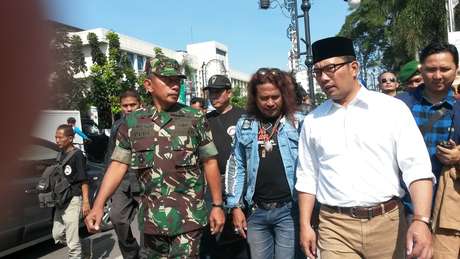 ridwankamil's tweet photo. dibawah koordinasi kang Komar RT @Imam_NugrohoNW: Ketika Preman di "rangkul" ut mengamankan KAA, semua aman. D http://t.co/vk68gHMPWH”