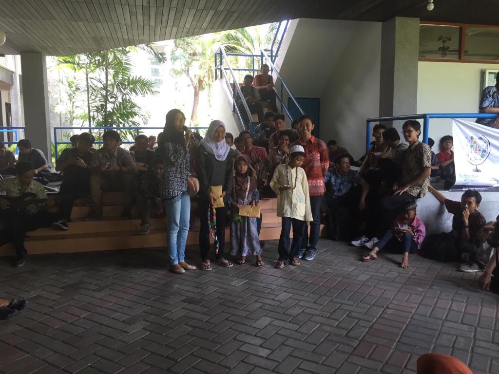 HIMATEKTRO_ITS's tweet photo. Ini nih juara dri games tadi, selamat ya #Baksos54 http://t.co/NnYSWTb2zF