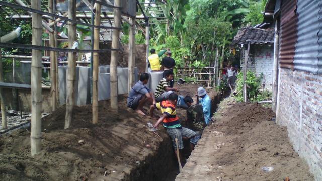 CikguDevi's tweet photo. Semangat bapak2 kerja bakti menyiapkan parit utk saluran irigasi Sangkrah pinggiran. @rumahzakat @Rel_Inspirasi http://t.co/U16hxtORV7