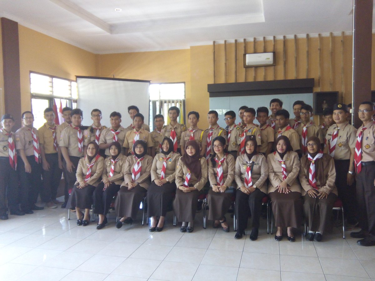 dlhkotabgr's tweet image. Anggota Saka Kalpataru Putra bersama Dewan Pimpinan dan Pamong Saka Kalpataru @BimaAryaS @AdeSarif60 @PemkotBogor