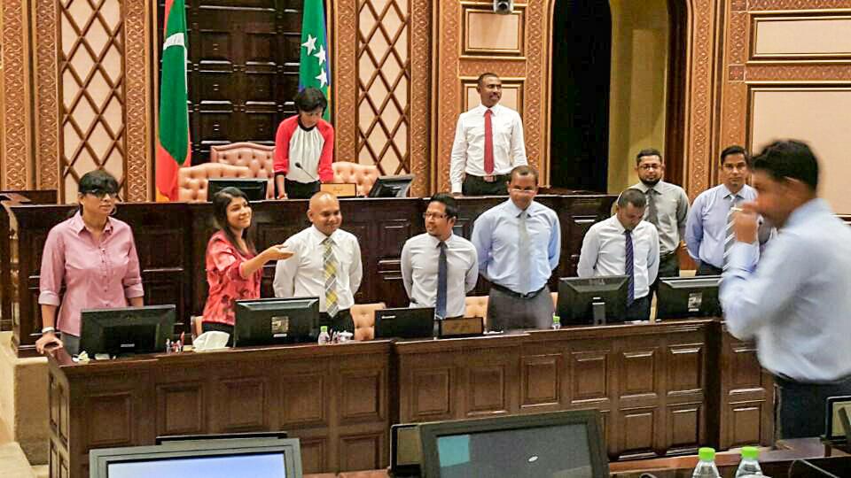 ShumbaGong's tweet photo. Mi #ReloadGang Majlis hijack kuraa hen Zuvaanun nikume mi meehun ulhey apartment thaka geh thah hijack kuran jehey. http://t.co/5YCI4VmdsJ