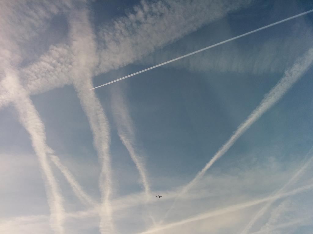FatimaKefah's tweet image. Please #lookup and ask why #London sky is full of #chemtrails this morning and every morning!
#OpChemtrails