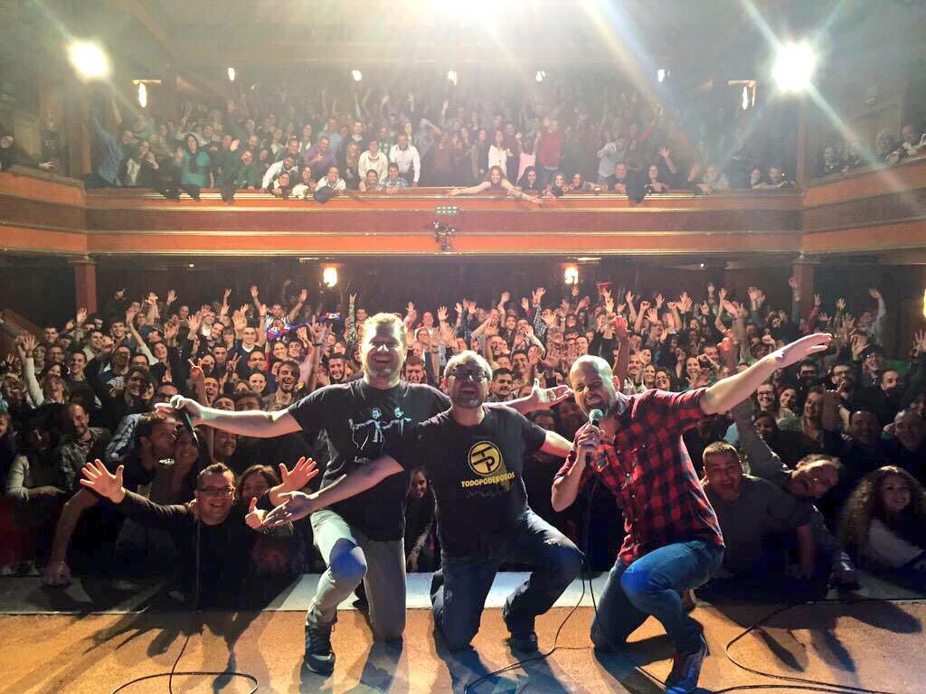 elmonaguillo's tweet photo. Llenazo ayer en La Latina con el mejor público del mundo y grandes compañeros @ArturoParroquia @alvarocarrero http://t.co/4QfkZcPSUb