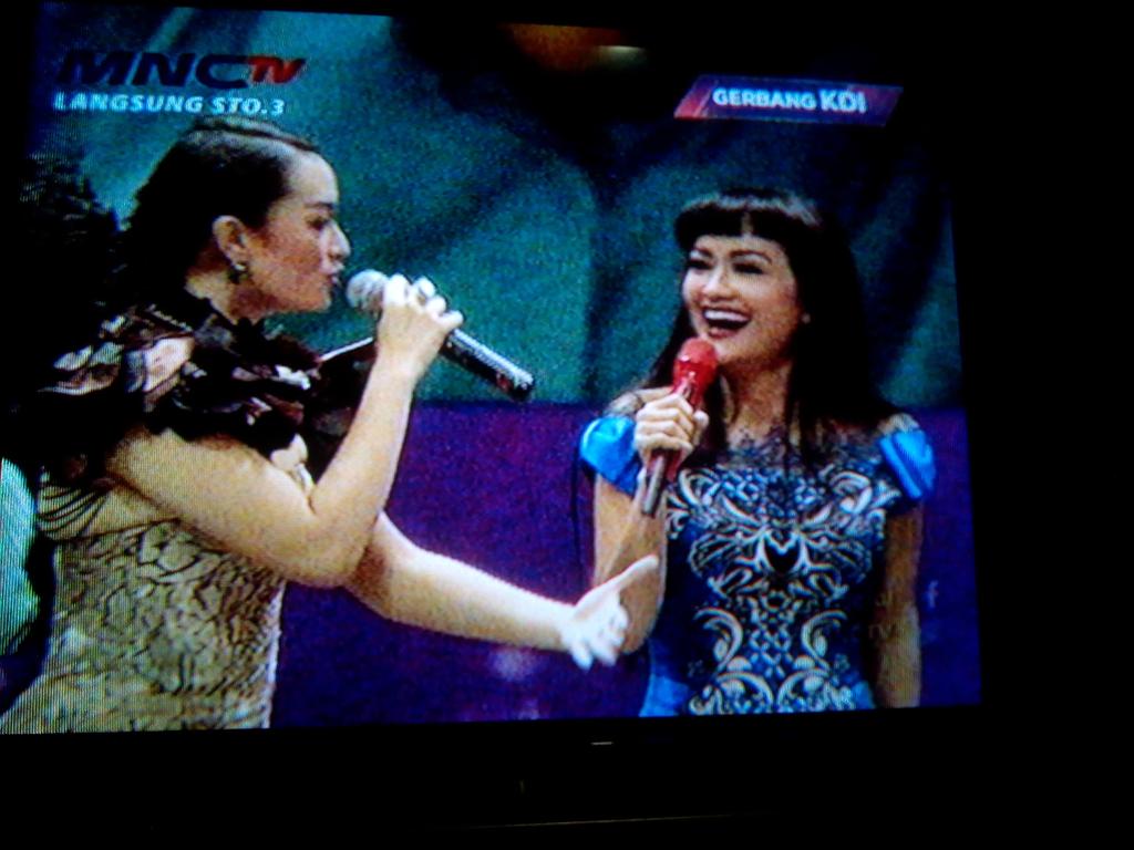 GalihSylviaSS's tweet photo. Yaaah kak @juliaperrez masak jenong teriak jenong, @Zaskia_Gotix balas sepatu muklis mengkilat ky' jidatnya jupe 😁😁😁✌ http://t.co/K9BN2ficIQ